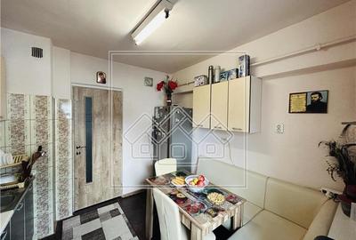 Ap decomandat, cu 2 camere, balcon, etaj 4/8 - M. Viteazu - 12