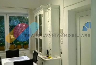Casă individuală cu 2 camere semidecomandat în Central