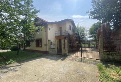Casă individuală cu 7 camere în Dumbrăvița