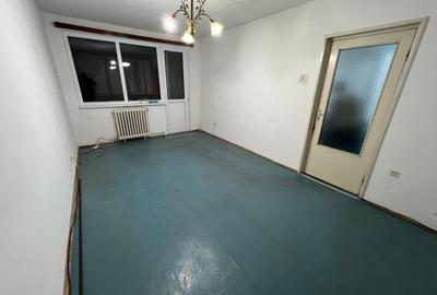 VAND apartament 3 camere decomandat,zona Ciresica