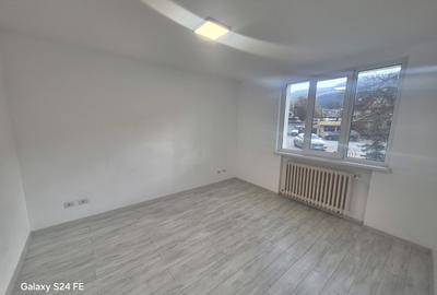 De închiriat apartament 3 camere etaj 1 - 4
