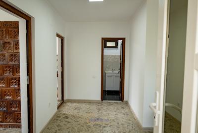 Casa renovata, spatiu pentru familie si gradina - Moinesti - 9