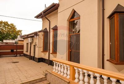Casă individuală cu 6 camere în Central