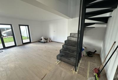 Casă individuală cu 4 camere în Buziașului