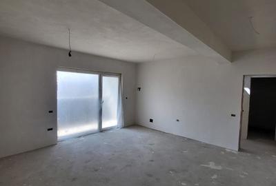 Apartament cu 4 camere semidecomandat în Dumbrăvița