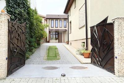 Casă individuală cu 12 camere în Cetate