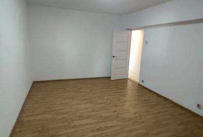 Apartament cu 3 camere decomandat, mobilat în Vitan