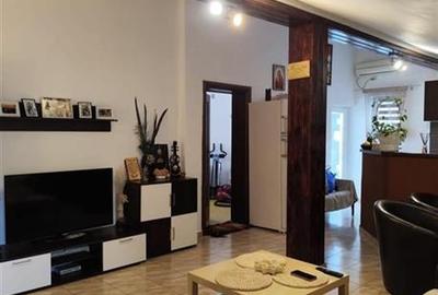 Apartament cu 3 camere decomandat, mobilat în Central