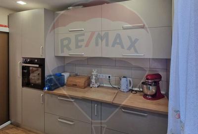 Apartament cu 4 camere semidecomandat, mobilat în Ultracentral