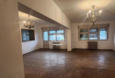 Apartament cu 4 camere semidecomandat în Cișmigiu