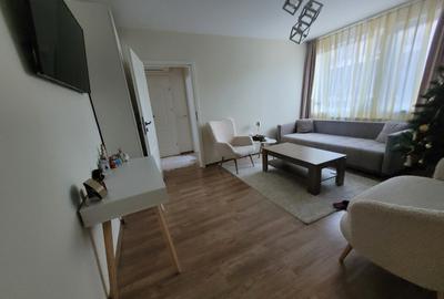 Apartament cu 3 camere semidecomandat, mobilat în Central