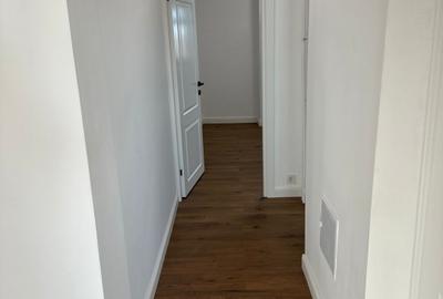 Apartament cu 3 camere semidecomandat în Tineretului