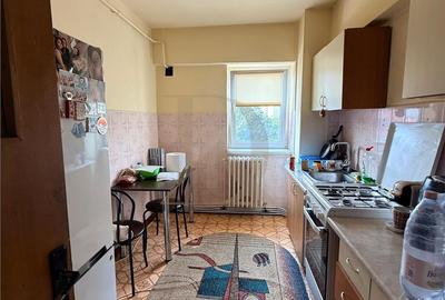 Centru Hala Centrala - Aleea cu castani , 2 camere , etaj mic , 61 mp - 2