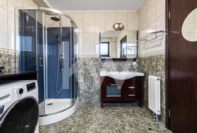 Închiriere apartament 4 camere, acces la parcare cu barieră, strada De Mijloc - 15