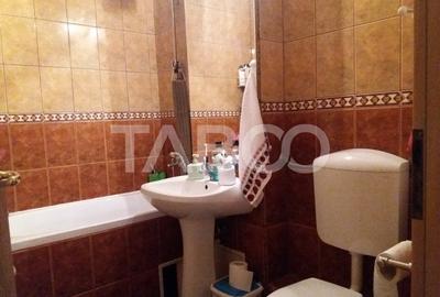 Apartament decomandat 3 camere  2 bai etaj 3 balcon zona buna Cisnadie - 11