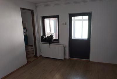 Casa locuibila imediat, centrala gaz, teren si curte proprie – zona buna - birou - 4