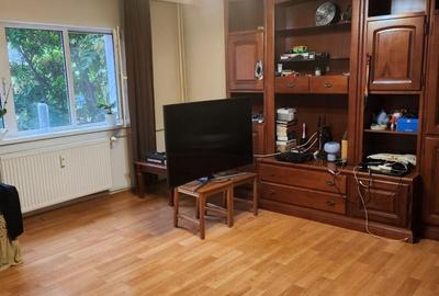 Apartament cu 3 camere decomandat în Drumul Sării