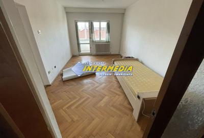 Apartament cu 3 camere decomandat în Cetate