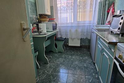 Apartament cu 3 camere decomandat, mobilat în Central
