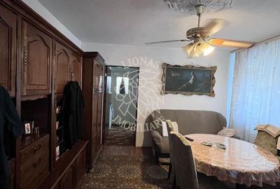 Apartament cu 3 camere semidecomandat, mobilat în Independenței