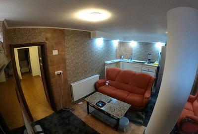 Apartament cu 3 camere semidecomandat, mobilat în Lazu