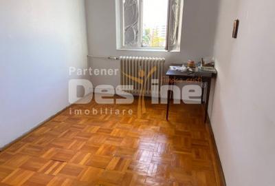 Apartament cu 3 camere semidecomandat în Sud