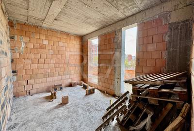 Apartament cu 4 camere semidecomandat în Moșilor