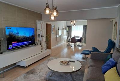 Apartament cu 4 camere decomandat, mobilat în P-ța Victoriei