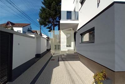 Casă individuală cu 16 camere în Calea Poplăcii