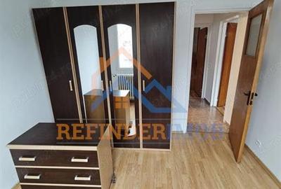 Apartament cu 3 camere semidecomandat în Alexandru Obregia