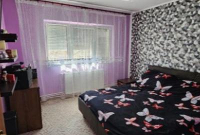Apartament cu 3 camere decomandat în Poarta 6