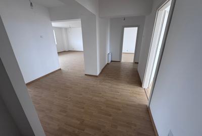 Apartament cu 3 camere decomandat în Aviației