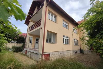 Apartament 4 camere in vila, curte cu acces auto si gradina.