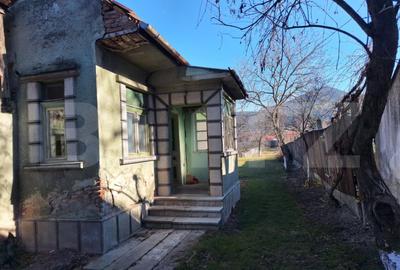 Vânzare Casă în Săcele - Locuință cu Teren Generos cu Potențial -de Renovat - 4