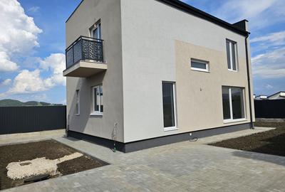 Casă individuală cu 4 camere în Sânpetru