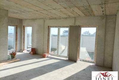 Casă individuală cu 4 camere în Est