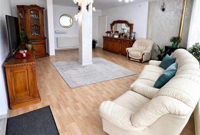 Casa in apreciabil potential,cu terase, curte,gradina echipata,2 pivnite,Str. Ro - 13