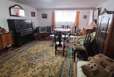 Vand apartament cu doua camere pe Str. Mihai Viteazul