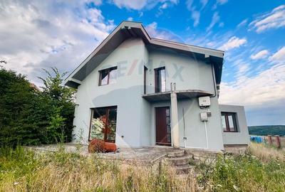 Casă / Vilă cu 4 camere de vânzare - 1
