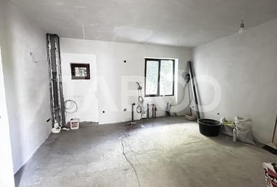 Apartament de vanzare 3 camere nemobilate 56 mpu cu balcon Central - 3