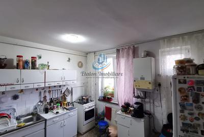 Apartament cu 4 camere semidecomandat în Mărăței