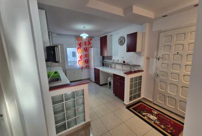 Apartament cu 3 camere semidecomandat, mobilat în Rahova