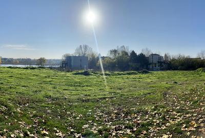 Teren vedere panoramica parțială lac si pădure, central, toate utilitățile - 1