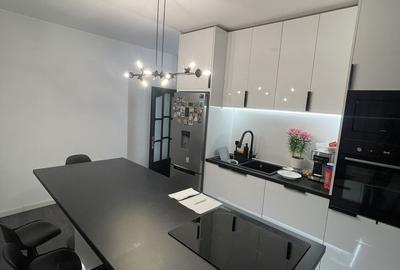 Casa S+P+E+M | 605 mp utili | 10 camere | 3 bucatarii | 4 bai | 3 terase | Garaj - 24