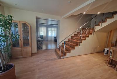 Casă individuală cu 10 camere în Dumbrăvița