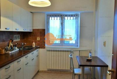 Apartament cu 4 camere decomandat, mobilat în P-ța Victoriei