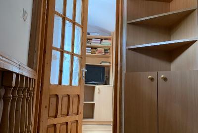 Închiriez 2 camere din care una la mansarda - conditii bune. - 10