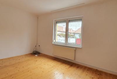 Inchiriez apartament de 2 camere, la casa situat in Piata Cluj ,la parter,60mp - 3
