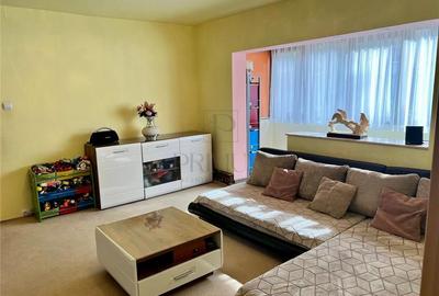 Apartament cu 3 camere semidecomandat în Girocului