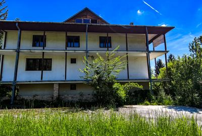 Complex imobiliar format din 2 Vile si un teren generos de 3659Mp - 4